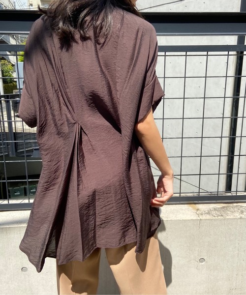 AZUL ENCANTO(アズールエンカント)の「バックタックオーバーチュニック(シャツ/ブラウス・レディース・オフホワイト/グリーン/ライトブラック・FREE)」の7枚目の写真