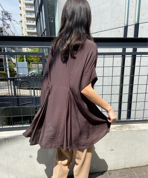 AZUL ENCANTO(アズールエンカント)の「バックタックオーバーチュニック(シャツ/ブラウス・レディース・オフホワイト/グリーン/ライトブラック・FREE)」の12枚目の写真