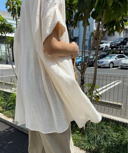 AZUL ENCANTO(アズールエンカント)の「バックタックオーバーチュニック(シャツ/ブラウス・レディース・オフホワイト/グリーン/ライトブラック・FREE)」の15枚目の写真