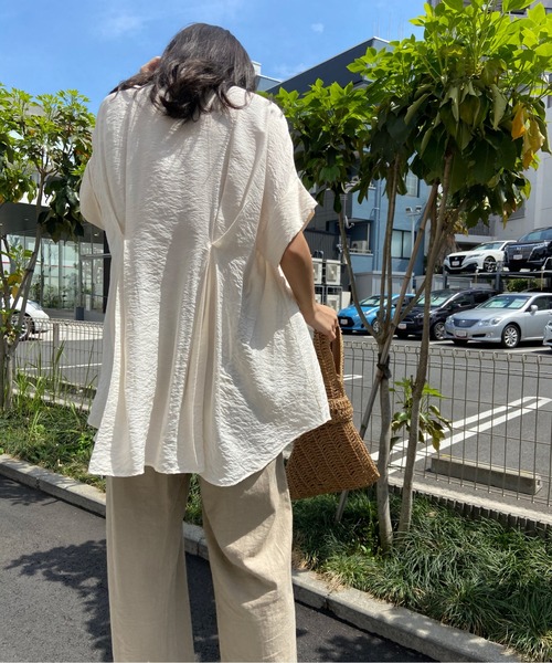 AZUL ENCANTO(アズールエンカント)の「バックタックオーバーチュニック(シャツ/ブラウス・レディース・オフホワイト/グリーン/ライトブラック・FREE)」の10枚目の写真