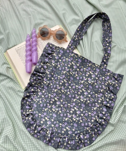 WC(ダブル シー)の「WC/フラワーパターンフリルトート(トートバッグ・レディース・ブラック/ホワイト・FREE)」の1枚目の写真