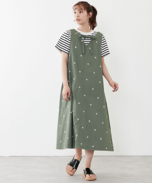 POU DOU DOU（プードゥドゥ）の「デイジー刺繍Vネックジャンスカ（ジャンパースカート・レディース・ベージュ/ネイビー/カーキ・3）」の4枚目の写真