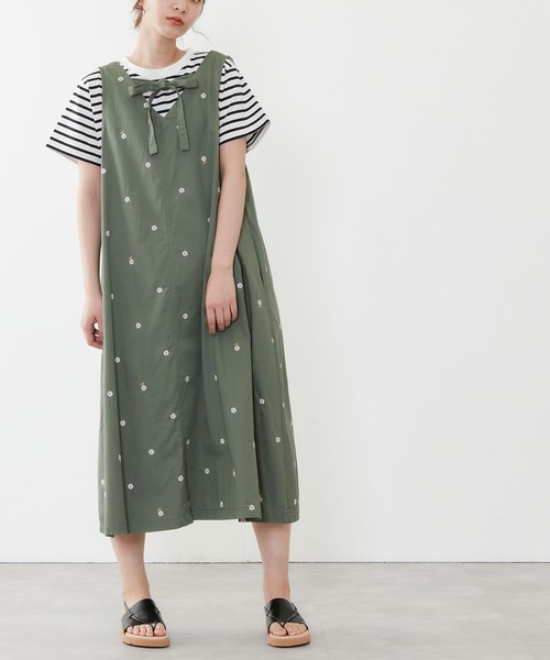 POU DOU DOU（プードゥドゥ）の「デイジー刺繍Vネックジャンスカ（ジャンパースカート・レディース・ベージュ/ネイビー/カーキ・3）」の6枚目の写真