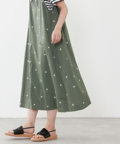 POU DOU DOU（プードゥドゥ）の「デイジー刺繍Vネックジャンスカ（ジャンパースカート・レディース・ベージュ/ネイビー/カーキ・3）」の10枚目の写真
