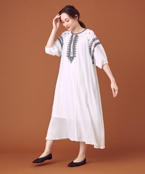 THE STATION STORE(ザ ステーション ストア)の「<closet story(クローゼットストーリー)>シシュウ ギャザー ロングワンピース -ウォッシャブル-(ワンピース・レディース・ホワイト/ブラック・FREE)」の2枚目の写真