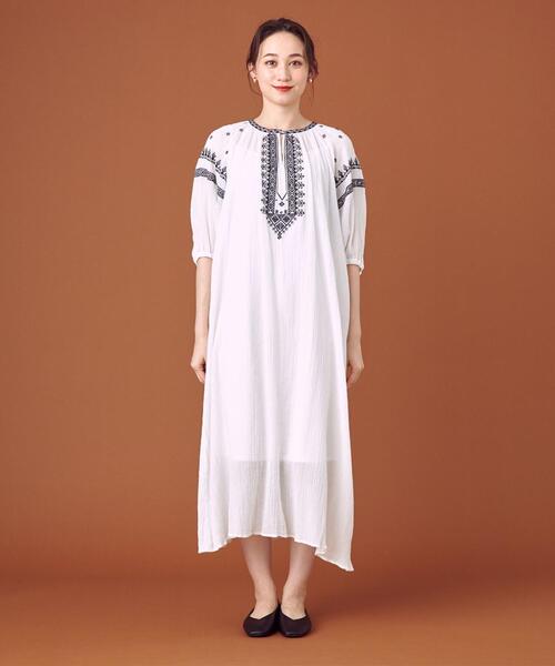 THE STATION STORE(ザ ステーション ストア)の「<closet story(クローゼットストーリー)>シシュウ ギャザー ロングワンピース -ウォッシャブル-(ワンピース・レディース・ホワイト/ブラック・FREE)」の3枚目の写真
