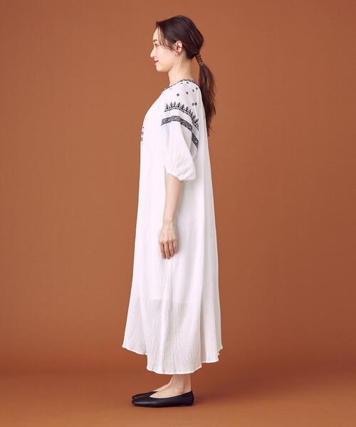THE STATION STORE(ザ ステーション ストア)の「<closet story(クローゼットストーリー)>シシュウ ギャザー ロングワンピース -ウォッシャブル-(ワンピース・レディース・ホワイト/ブラック・FREE)」の4枚目の写真
