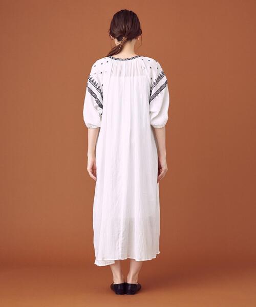 THE STATION STORE(ザ ステーション ストア)の「<closet story(クローゼットストーリー)>シシュウ ギャザー ロングワンピース -ウォッシャブル-(ワンピース・レディース・ホワイト/ブラック・FREE)」の5枚目の写真