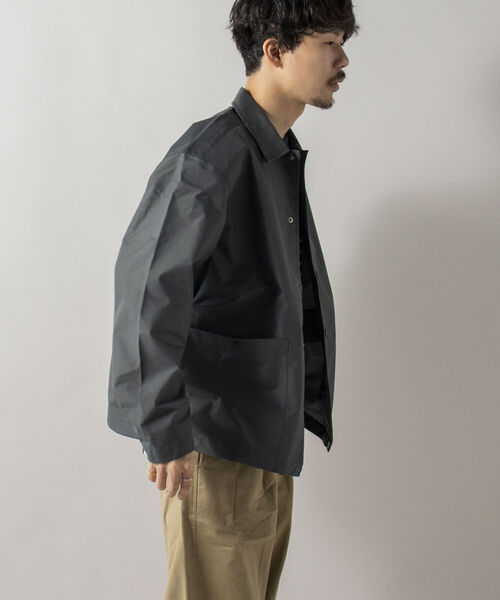 GLOSTER（グロスター）の「【GLOSTER/グロスター】《防風・撥水・透湿》ブリザテック コーチジャケット（ブルゾン・メンズ・チャコールグレー/ブラック/サックスブルー・MEDIUM/LARGE）」の2枚目の写真