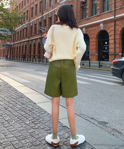 HALEY PESCA（ヘーリーペスカ）の「HALEY PESCA/ハイウエスト PUレザー  ルーズシルエット ハーフパンツ（その他パンツ・レディース・ブラック/ベージュ/グリーン・SMALL/MEDIUM/LARGE）」の13枚目の写真