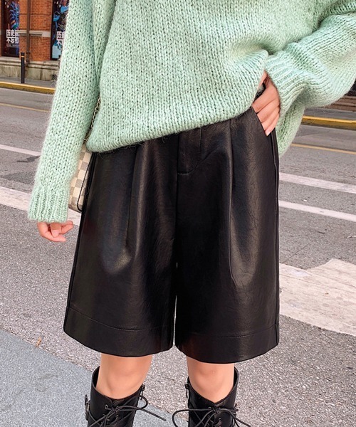 HALEY PESCA（ヘーリーペスカ）の「HALEY PESCA/ハイウエスト PUレザー  ルーズシルエット ハーフパンツ（その他パンツ・レディース・ブラック/ベージュ/グリーン・SMALL/MEDIUM/LARGE）」の18枚目の写真