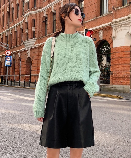 HALEY PESCA（ヘーリーペスカ）の「HALEY PESCA/ハイウエスト PUレザー  ルーズシルエット ハーフパンツ（その他パンツ・レディース・ブラック/ベージュ/グリーン・SMALL/MEDIUM/LARGE）」の4枚目の写真