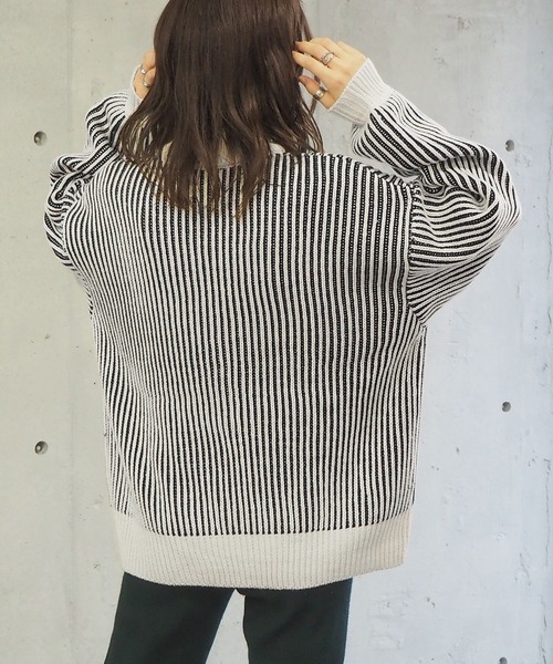 tiptop(ティップトップ)の「ストライプ柄ハイネックプルオーバー(ニット/セーター・レディース・ブラック/ブルー/モカ・FREE)」の5枚目の写真