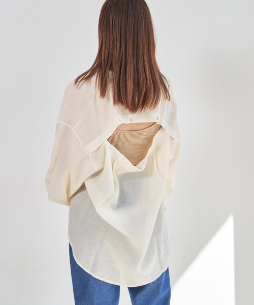VANNIE U（ヴァニーユー）の「マルチバックシアーシャツ/バックボタンアレンジでマルチWAYに（シャツ/ブラウス・レディース・ピンク/アイボリー/ライトブルー・FREE）」の6枚目の写真