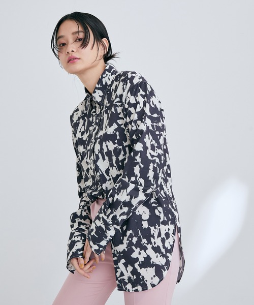 ADAM ET ROPE'(アダムエロペ)の「ブラッシュプリントシャツ(シャツ/ブラウス・レディース・ブラック系その他/グリーン系その他・FREE)」の2枚目の写真