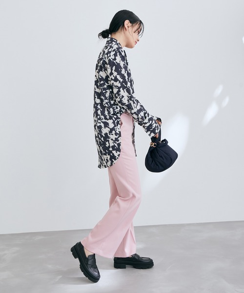 ADAM ET ROPE'(アダムエロペ)の「ブラッシュプリントシャツ(シャツ/ブラウス・レディース・ブラック系その他/グリーン系その他・FREE)」の4枚目の写真