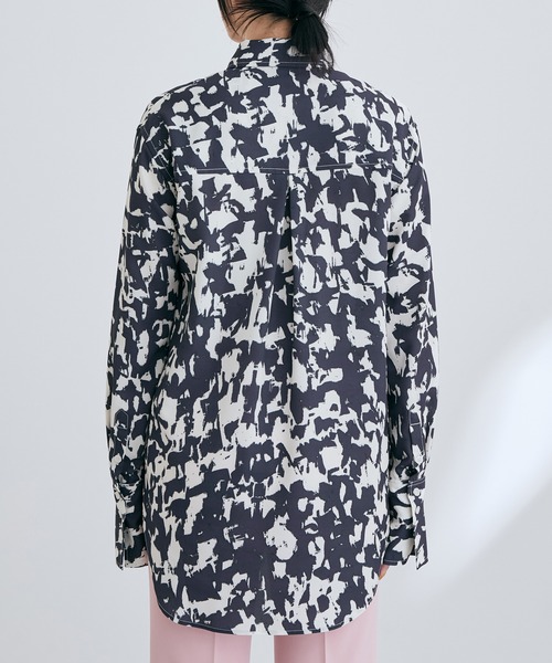 ADAM ET ROPE'(アダムエロペ)の「ブラッシュプリントシャツ(シャツ/ブラウス・レディース・ブラック系その他/グリーン系その他・FREE)」の10枚目の写真