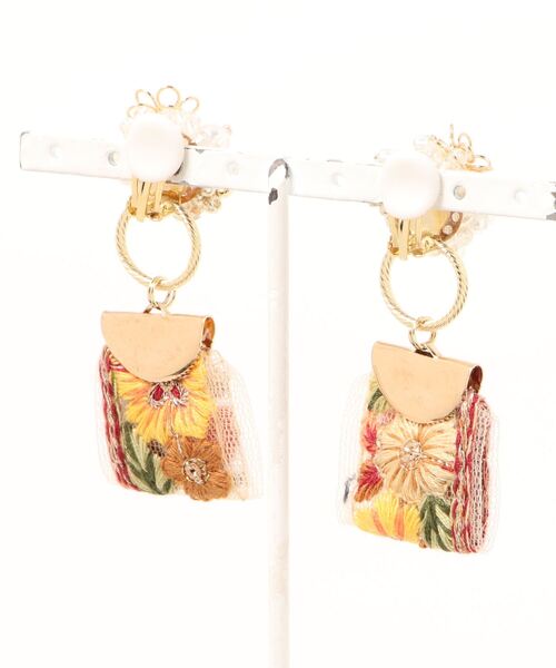 tone（トーン）の「【Lagrea ribbon】2way たっぷりパールと刺繍リボンのイヤリング(MA)（イヤリング・レディース・オレンジ・FREE）」の7枚目の写真