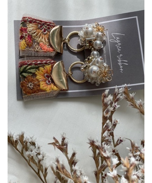 tone（トーン）の「【Lagrea ribbon】2way たっぷりパールと刺繍リボンのイヤリング(MA)（イヤリング・レディース・オレンジ・FREE）」の2枚目の写真