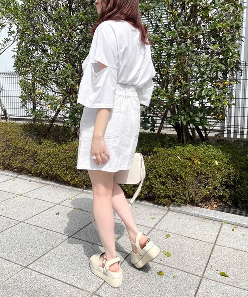 OLIVE des OLIVE（オリーブデオリーブ）の「クロップド丈肩開きＴシャツ（Tシャツ/カットソー・レディース・ライトグレー/オフホワイト/サックスブルー/スミクロ・FREE）」の17枚目の写真