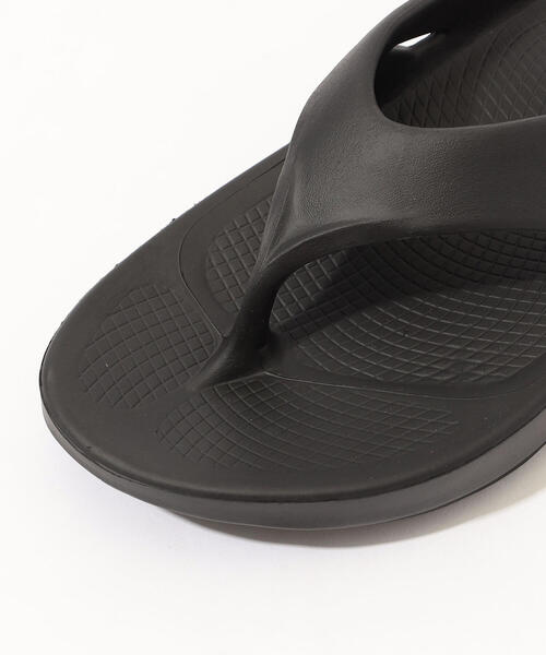 TOMORROWLAND (トゥモローランド)の「OOFOS OOriginal リカバリートングサンダル(サンダル・メンズ・ホワイト/ブラック/ベージュ・40/41/42)」の7枚目の写真