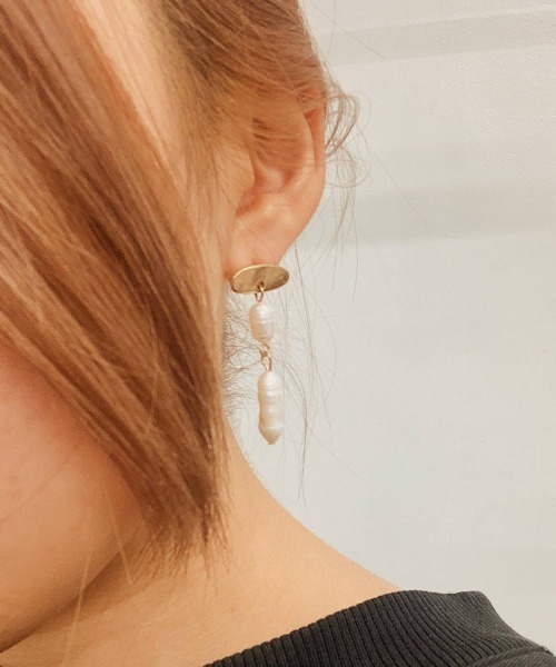 emouv by est(エモーヴバイエスト)の「emouv by est ユニークプレートパールピアス(ピアス(両耳用)・レディース・ゴールド/シルバー・FREE)」の2枚目の写真