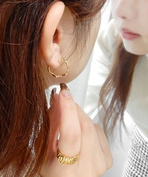 minia | ウェーブフープノンホールピアス/樹脂イヤリング(イヤリング)