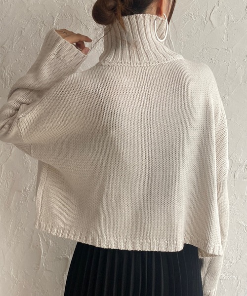 She's Closet(シーズクローゼット)の「タートルネック長袖ボリュームスリーブショート丈バルキーニットプルオーバー(ニット/セーター・レディース・ブラック/アイボリー/グリーン/オレンジ/ピンク/ブルー・FREE)」の2枚目の写真