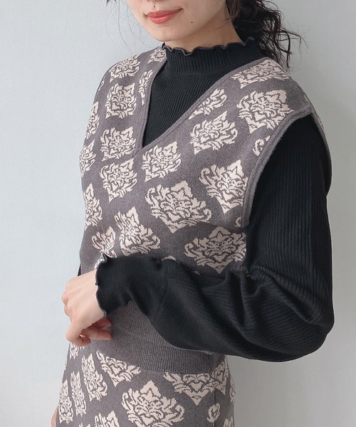 AS KNOW AS plus（アズノゥアズプラス）の「♪ダマスク柄ニットビスチェ（ベスト・レディース・ブラック/チャコールグレー/イエロー・FREE）」の3枚目の写真
