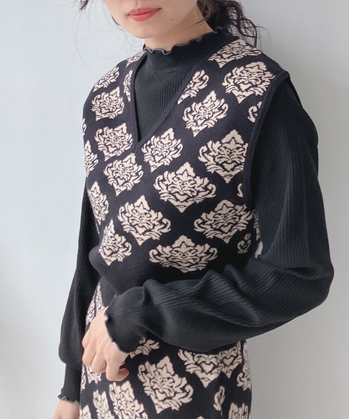 AS KNOW AS plus（アズノゥアズプラス）の「♪ダマスク柄ニットビスチェ（ベスト・レディース・ブラック/チャコールグレー/イエロー・FREE）」の2枚目の写真