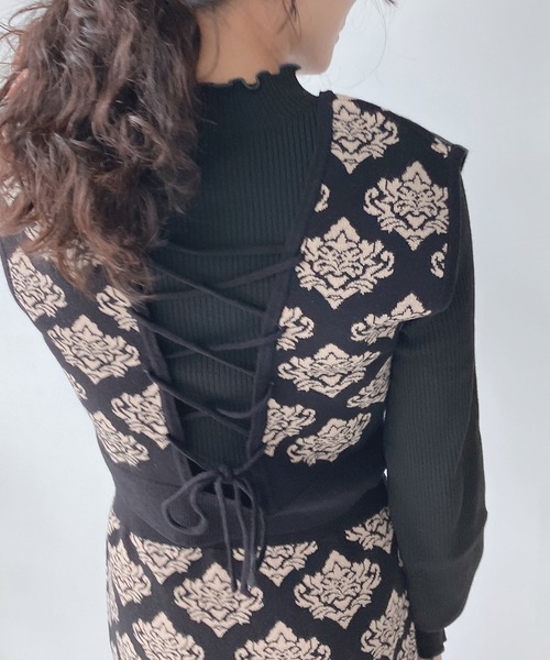 AS KNOW AS plus（アズノゥアズプラス）の「♪ダマスク柄ニットビスチェ（ベスト・レディース・ブラック/チャコールグレー/イエロー・FREE）」の4枚目の写真