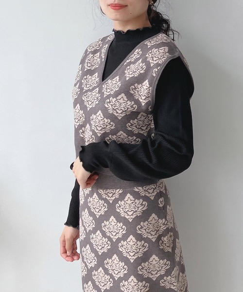 AS KNOW AS plus（アズノゥアズプラス）の「♪ダマスク柄ニットビスチェ（ベスト・レディース・ブラック/チャコールグレー/イエロー・FREE）」の14枚目の写真