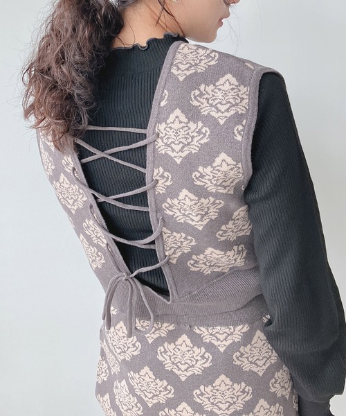 AS KNOW AS plus（アズノゥアズプラス）の「♪ダマスク柄ニットビスチェ（ベスト・レディース・ブラック/チャコールグレー/イエロー・FREE）」の6枚目の写真
