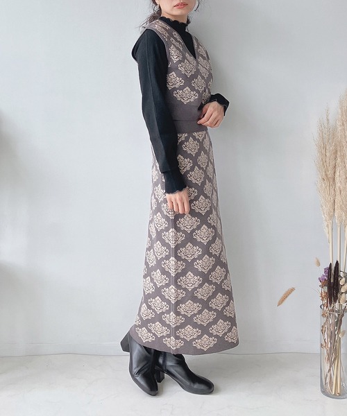 AS KNOW AS plus（アズノゥアズプラス）の「♪ダマスク柄ニットビスチェ（ベスト・レディース・ブラック/チャコールグレー/イエロー・FREE）」の9枚目の写真