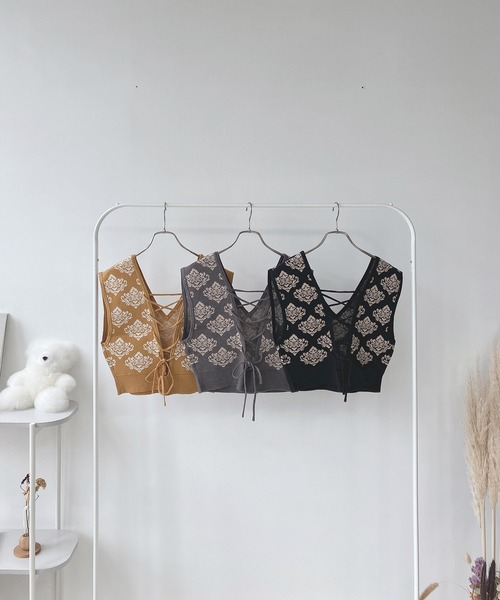 AS KNOW AS plus（アズノゥアズプラス）の「♪ダマスク柄ニットビスチェ（ベスト・レディース・ブラック/チャコールグレー/イエロー・FREE）」の13枚目の写真