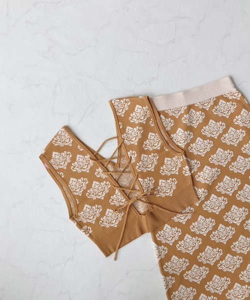 AS KNOW AS plus（アズノゥアズプラス）の「♪ダマスク柄ニットビスチェ（ベスト・レディース・ブラック/チャコールグレー/イエロー・FREE）」の16枚目の写真