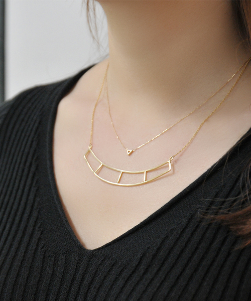 Phoebe（フィービィー）の「<ラストワン>【K10】トライアングルネックレス　三角/三角形/幾何学（ネックレス・レディース・ゴールド・FREE）」の4枚目の写真