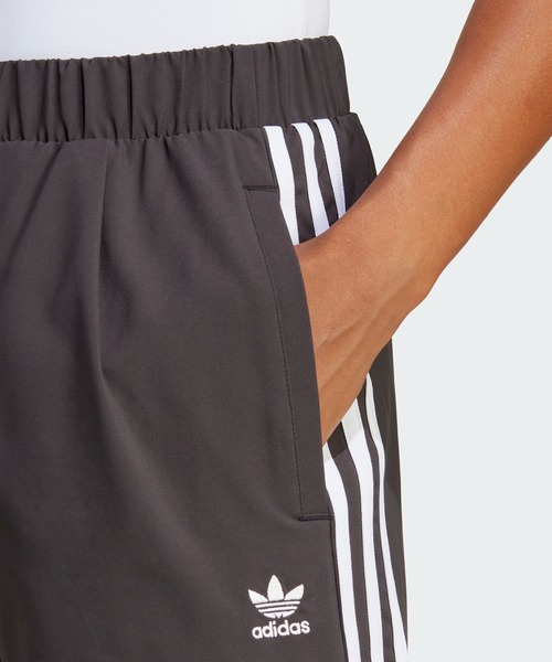 adidas（アディダス）の「ウーブンパンツ / アディダスオリジナルス adidas Originals（スウェットパンツ・レディース・ブラック・X-SMALL/LARGE/MEDIUM/SMALL/XX-LARGE/X-LARGE）」の3枚目の写真