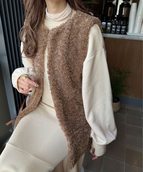 Ambre Ciel(アンブルシエル)の「シープ風フェイクファーベスト/【WEB/EC限定商品】(ベスト・レディース・ベージュ/モカ/ダークブラウン/アイボリー・FREE)」の4枚目の写真