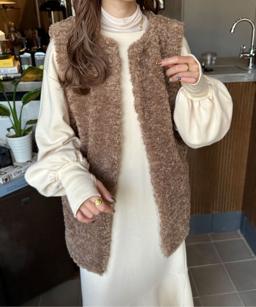 Ambre Ciel(アンブルシエル)の「シープ風フェイクファーベスト/【WEB/EC限定商品】(ベスト・レディース・ベージュ/モカ/ダークブラウン/アイボリー・FREE)」の10枚目の写真