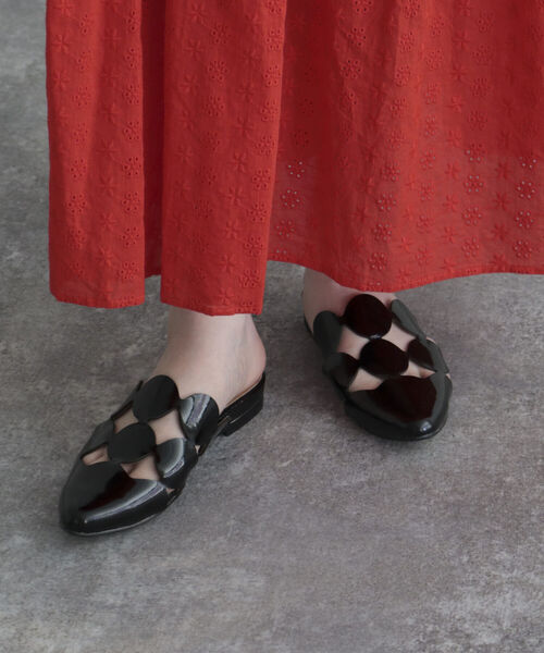 Mollini(モリーニ)の「【Mollini/モリーニ】サークルモチーフバブーシュ(サンダル・レディース・ブラック・37/38)」の3枚目の写真