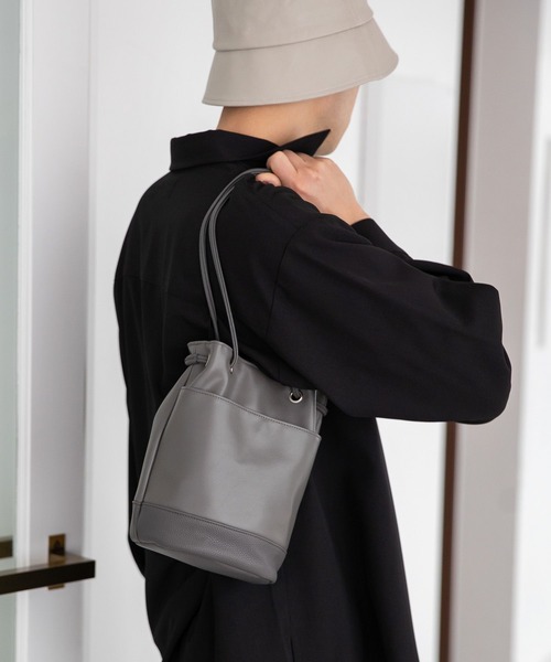 LAKOLE（ラコレ）の「2WAY巾着ショルダーバッグ / 177591（ショルダーバッグ・メンズ・ブラック/チャコールグレー/オフホワイト・FREE）」の6枚目の写真