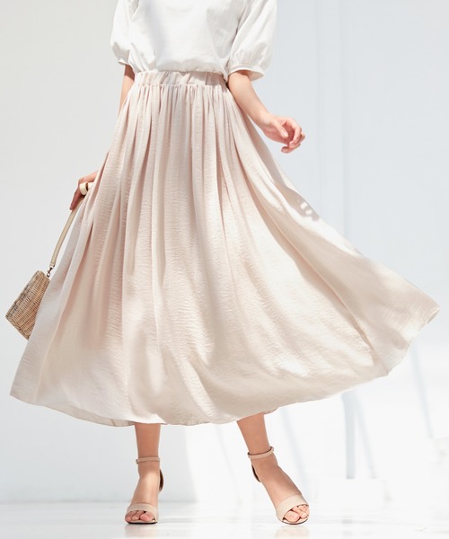 alotta（アロッタ）の「サテン素材ギャザーフレアースカート（スカート・レディース・ブラック/パープル/アイボリー/ミント/ラベンダー/オレンジ/ピンク/オリーブ・LARGE/MEDIUM/X-LARGE/XX-LARGE）」の2枚目の写真