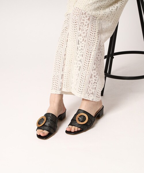 ESPERANZA(エスペランサ)の「ウッドライクバックルフラットミュールサンダル(サンダル・レディース・ブラック系8/グレー系4/ベージュ系8/アイボリー系8・S/LL/M/L)」の11枚目の写真