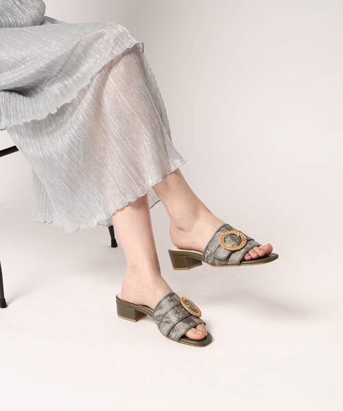 ESPERANZA(エスペランサ)の「ウッドライクバックルフラットミュールサンダル(サンダル・レディース・ブラック系8/グレー系4/ベージュ系8/アイボリー系8・S/LL/M/L)」の7枚目の写真