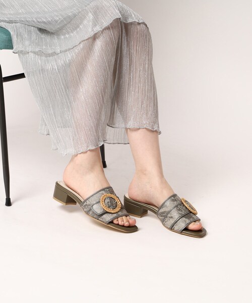 ESPERANZA(エスペランサ)の「ウッドライクバックルフラットミュールサンダル(サンダル・レディース・ブラック系8/グレー系4/ベージュ系8/アイボリー系8・S/LL/M/L)」の6枚目の写真