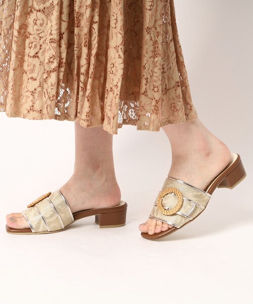 ESPERANZA(エスペランサ)の「ウッドライクバックルフラットミュールサンダル(サンダル・レディース・ブラック系8/グレー系4/ベージュ系8/アイボリー系8・S/LL/M/L)」の3枚目の写真