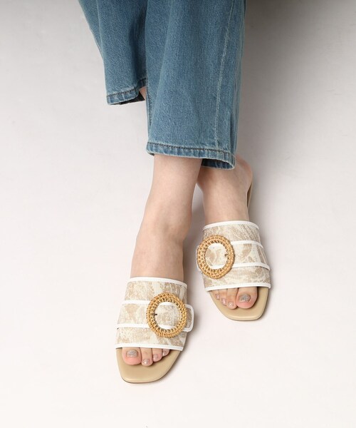 ESPERANZA(エスペランサ)の「ウッドライクバックルフラットミュールサンダル(サンダル・レディース・ブラック系8/グレー系4/ベージュ系8/アイボリー系8・S/LL/M/L)」の4枚目の写真