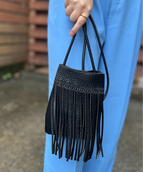 mi via loca（ミヴィアロカ）の「フリンジスマホショルダーバッグ（ショルダーバッグ・レディース・ブラック/キャメル/ホワイト・FREE）」の2枚目の写真