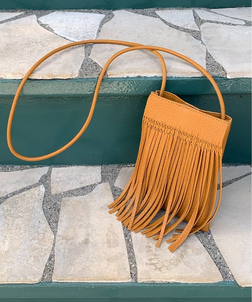 mi via loca（ミヴィアロカ）の「フリンジスマホショルダーバッグ（ショルダーバッグ・レディース・ブラック/キャメル/ホワイト・FREE）」の12枚目の写真